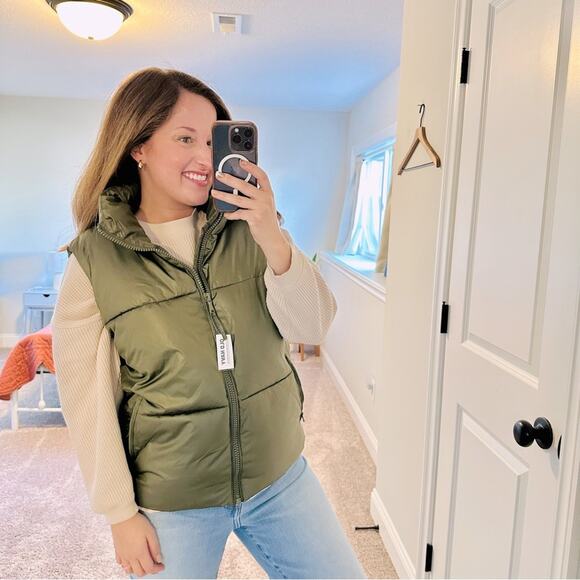 NWT Old Navy Green Puffer Vest Medium Tall - Picture 1 of 10